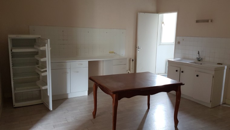 APPARTEMENT F2 CENTRE VILLE DE CHÂTELLERAULT Réf A.28