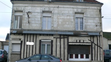 MAISON COMPRENANT 4 APPARTEMENTS UN HANGAR ET TROIS GARAGES Réf 2183