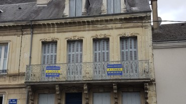MAISON DE CENTRE VILLE F8 AVEC JARDIN CHATELLERAULT Réf M.20