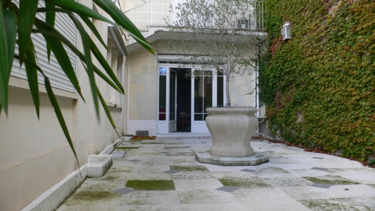 GRANDE MAISON F9 DE 350 M² AVEC TERRAIN DE 1500 M² EN PLEIN CENTRE VILLE DE CHATELLERAULT Réf 2268
