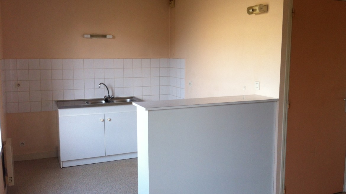 APPARTEMENT F2 AVENUE TREUILLE CHATELLERAULT Réf : A.83