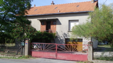 MAISON DE 90 M² AVEC 4 CHAMBRES SUR UN TERRAIN DE 3900 M² PLEUMARTIN Réf 2312