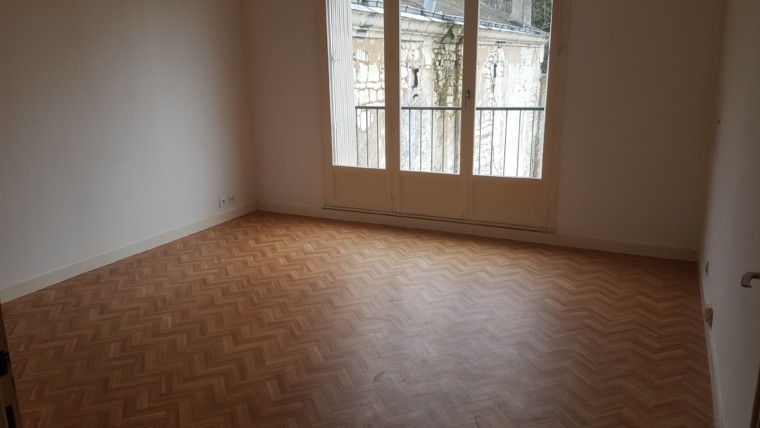 APPARTEMENT F2 DE 45 M² AVEC CAVE ET PARKING PROCHE GARE ET CENTRE VILLE CHÂTELLERAULT Réf 2363
