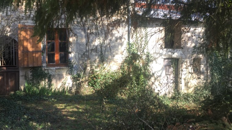 MAISON DE PLAIN PIED A RENOVER ENTIEREMENT A VOUNEUIL SUR VIENNE Réf 2383