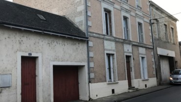 IMMEUBLE DE RAPPORT COMPOSE DE 3 F2 ET 2 F3 AVEC UN JARDIN A CHATELLERAULT Réf 2385