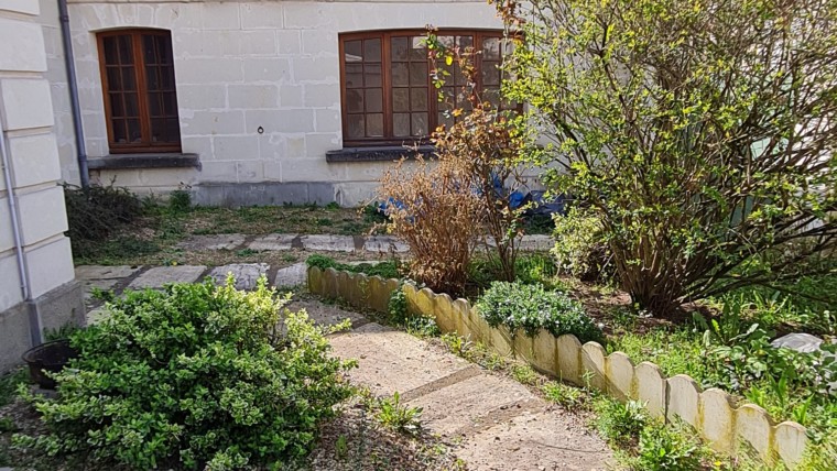 MAISON DE CENTRE-VILLE F8 DE 222M² AVEC 6 CHAMBRES ET JARDINET CHÂTELLERAULT Réf 2386
