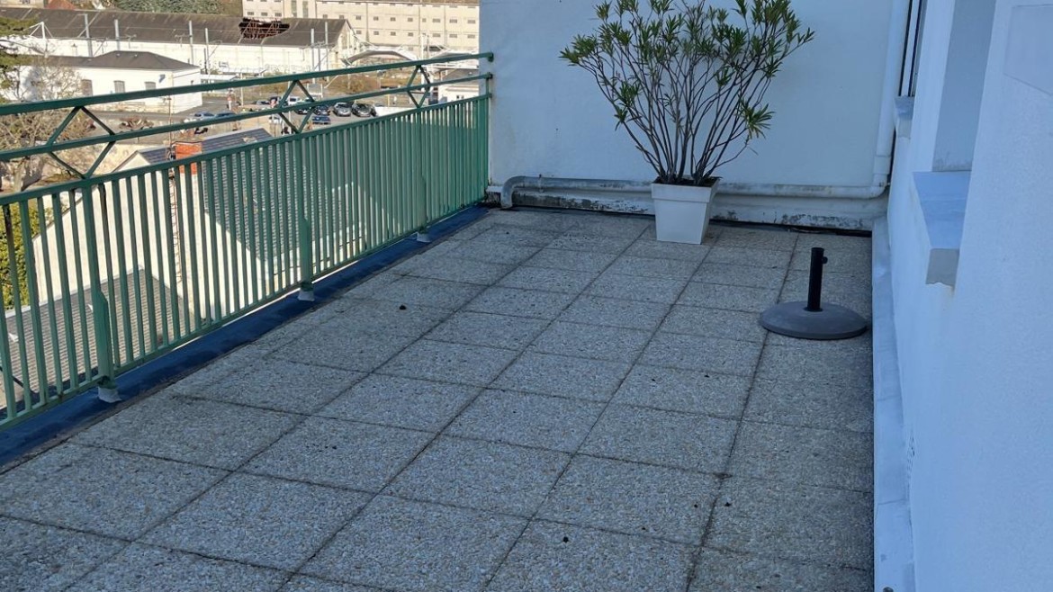 APPARTEMENT F3 DE 69 M² AU 6ème ÉTAGE AVEC TERRASSE AVENUE TREUILLE CHÂTELLERAULT Réf A.84