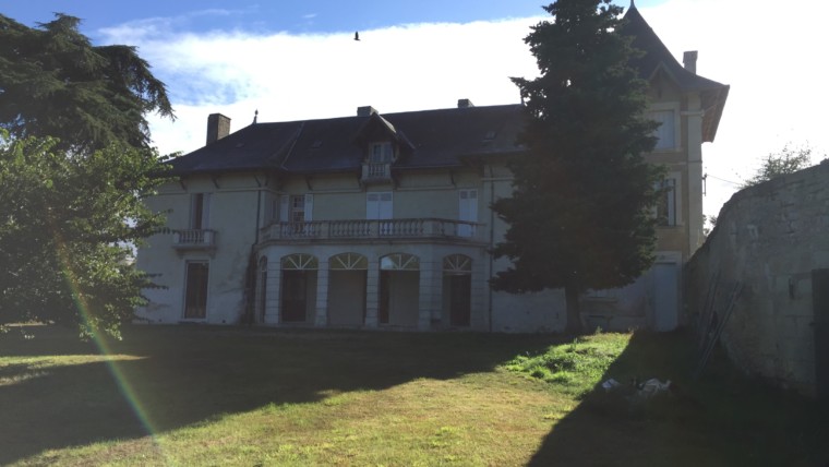 PROPRIETE 300 M² SUR UN TERRAIN DE 9800 M² SITUEE A INGRANDES SUR VIENNE Réf 2417