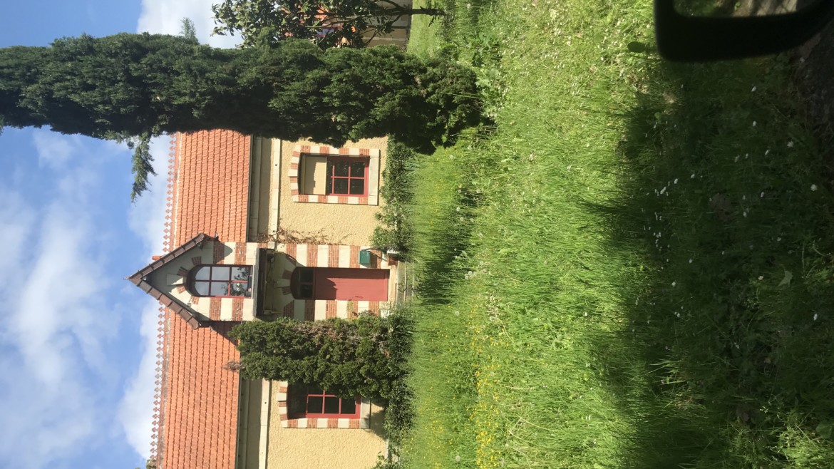 BEL APPARTEMENT F2 DANS LE PARC DU CHÂTEAU DES SOURCES A CENON SUR VIENNE Réf A.110