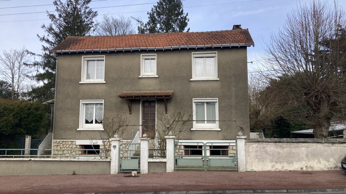 ENSEMBLE IMMOBILIER COMPRENANT UNE MAISON PRINCIPALE ET UNE ANNEXE SUR 2425 M² DE TERRAIN