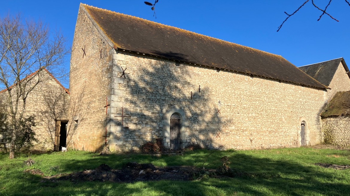 A SAISIR BIEN RARE SUR CHÂTELLERAULT : TRÈS BELLE GRANGE EN PIERRE A RÉNOVER ENTIÈREMENT CHÂTELLERAULT EST Réf 2625