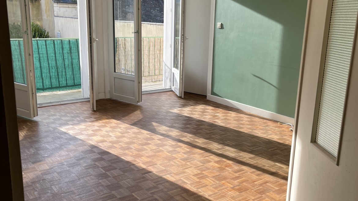 APPARTEMENT F3 DE 83 M² EN PLEIN CENTRE VILLE AVEC CAVE ET PARKING CHÂTELLERAULT Réf A.79