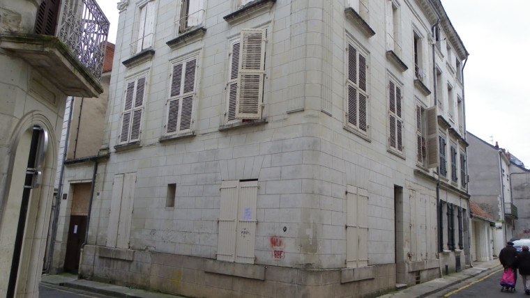 IMMEUBLE DE RAPPORT CENTRE VILLE CHÂTELLERAULT Réf 2656