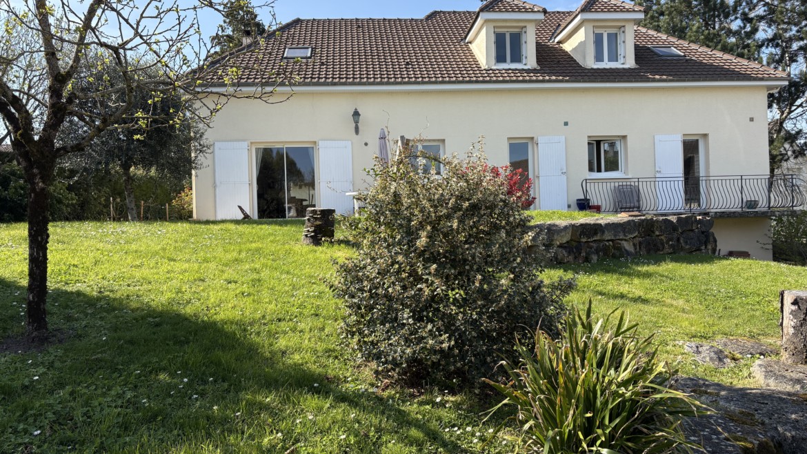 PRIX ATTRACTIF : SUR LES HAUTEURS CHÂTELLERAULT NORD TRÈS BELLE MAISON DE 272 M² 6 CHAMBRES Réf 2663