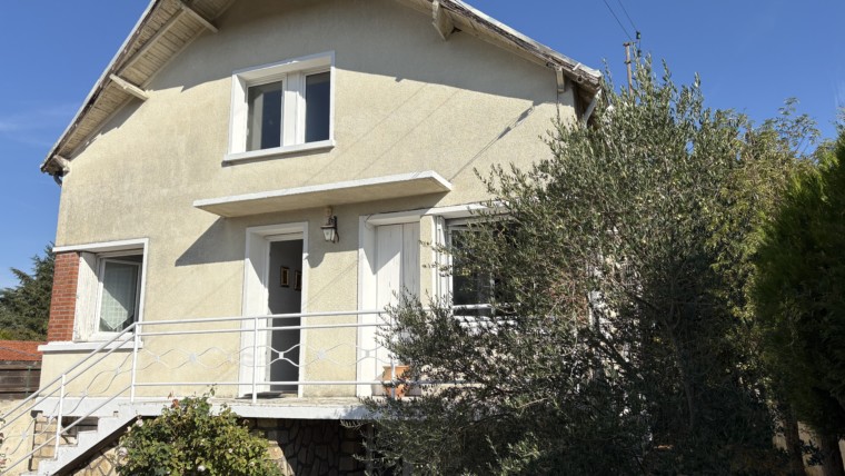 A SAISIR PROCHE CENTRE ET LECLERC MAISON SUR SOUS-SOL DE 188 M² 6 CHAMBRES BON ETAT TERRAIN 700 M² CHÂTELLERAULT Réf : 2681